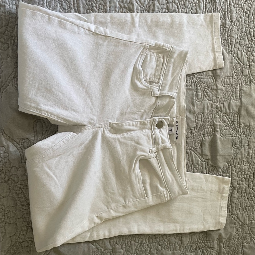 Ashley Mason white Jean sizes(3)with a black,yellow and white Shein bundle 🎀